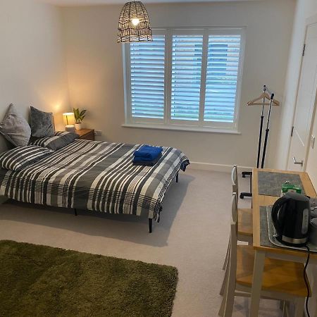 Very Large Double Room With Corner Sofa, Sky Tv, Netflix Etc, Fridge And Microwave Ньюхейвен Экстерьер фото