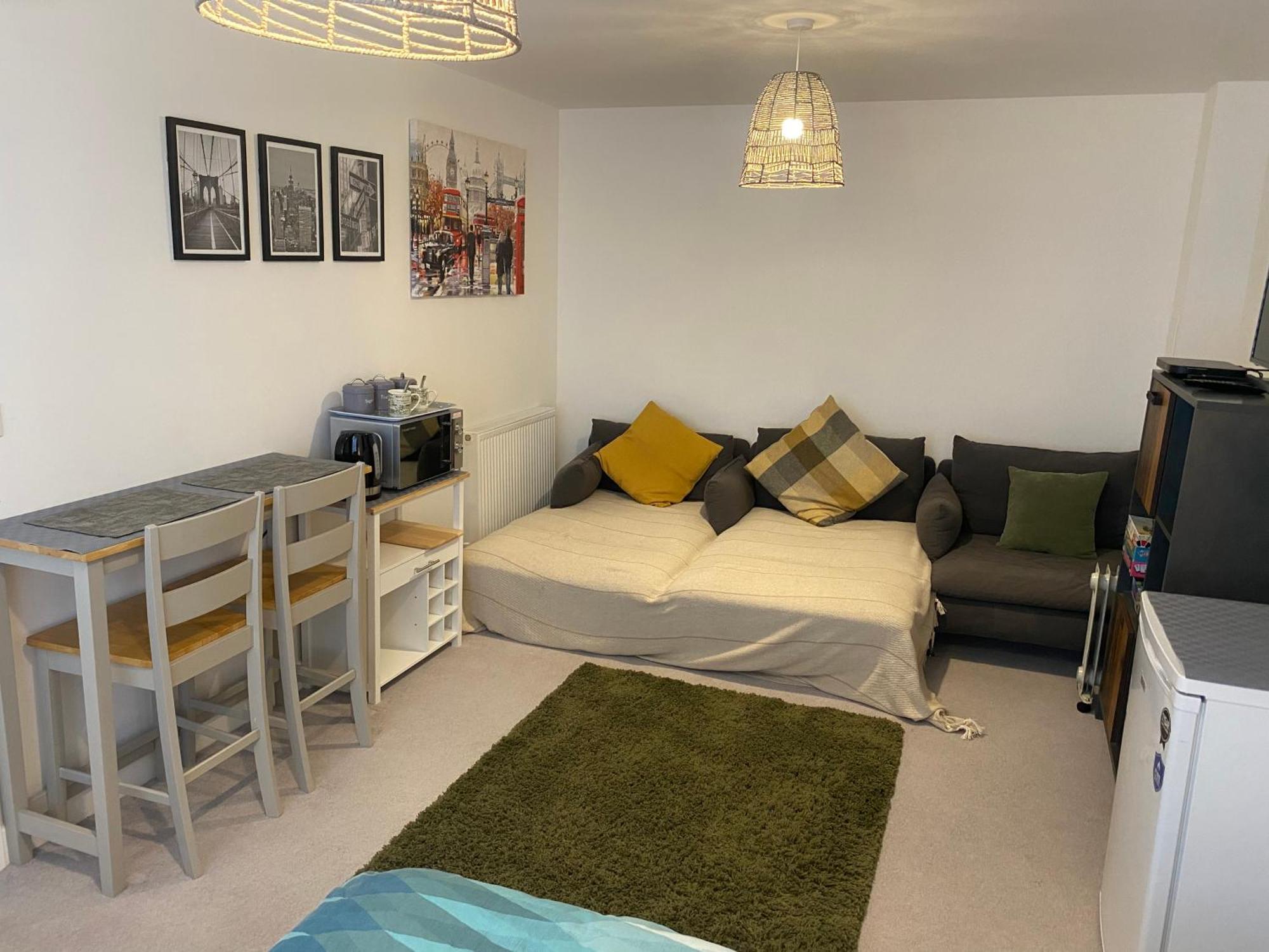 Very Large Double Room With Corner Sofa, Sky Tv, Netflix Etc, Fridge And Microwave Ньюхейвен Экстерьер фото